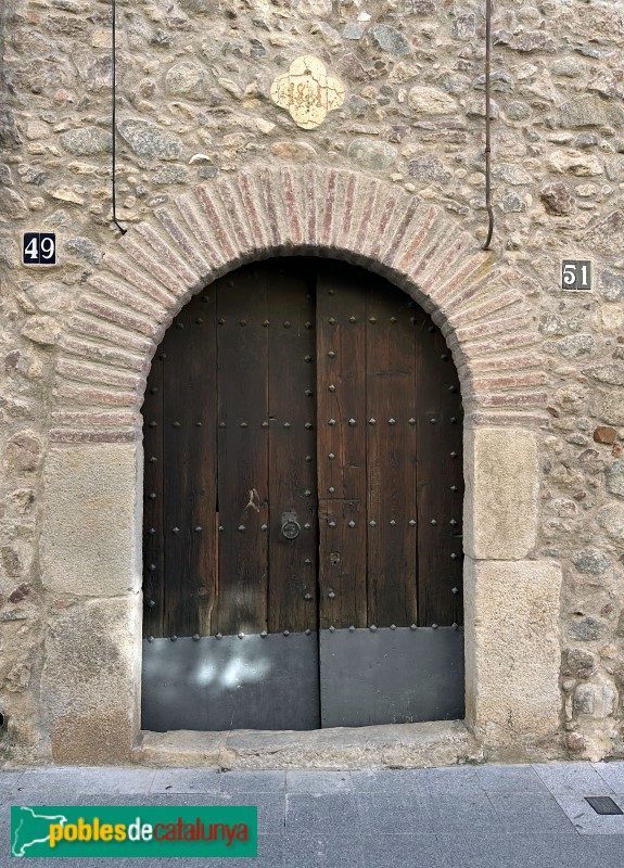 Vilaplana - Nucli antic. Portal amb arc de maons (Foto: Albert Esteves, 2025) Vilaplana - Nucli antic. Portal amb arc de maons
