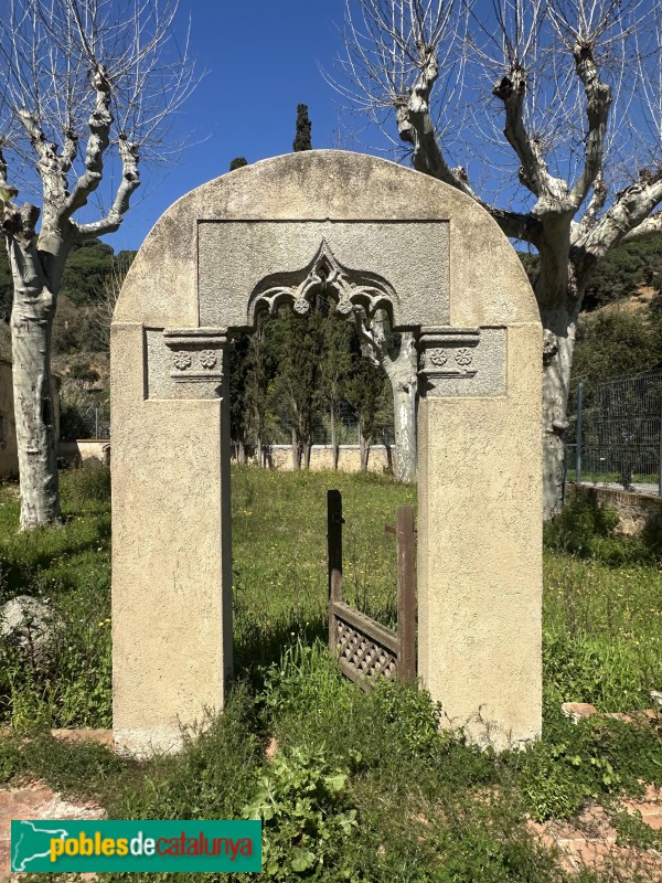 Sant Andreu de Llavaneres - Can Bacardí. Antiga finestra monumentalitzada (Foto: Albert Esteves, 2025) Sant Andreu de Llavaneres - Can Bacardí. Antiga finestra monumentalitzada
