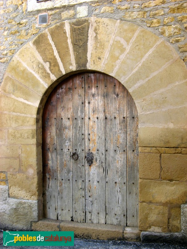 Vilanova de Prades - Portal adovellat (Foto: Albert Esteves, 2010) Vilanova de Prades - Portal adovellat