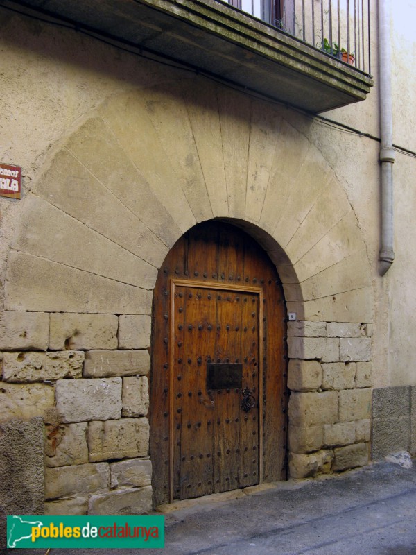 Vilanova de Prades - Portal adovellat (Foto: Albert Esteves, 2010) Vilanova de Prades - Portal adovellat