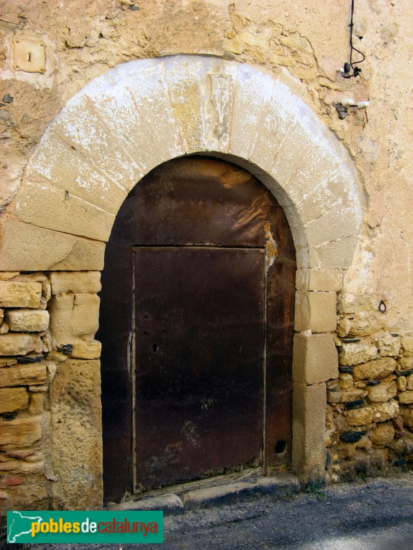 Vilanova de Prades - Portal adovellat (Foto: Albert Esteves, 2010) Vilanova de Prades - Portal adovellat