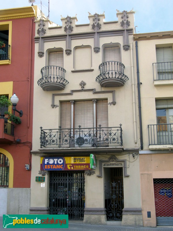 Molins de Rei - Plaça Catalunya, 2 (Foto: Albert Esteves, 2008) Molins de Rei - Plaça Catalunya, 2