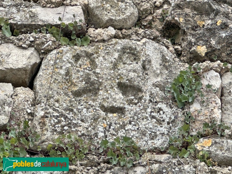 Capafonts - Carreu al mur del Cementiri Vell. Creu patent o templera