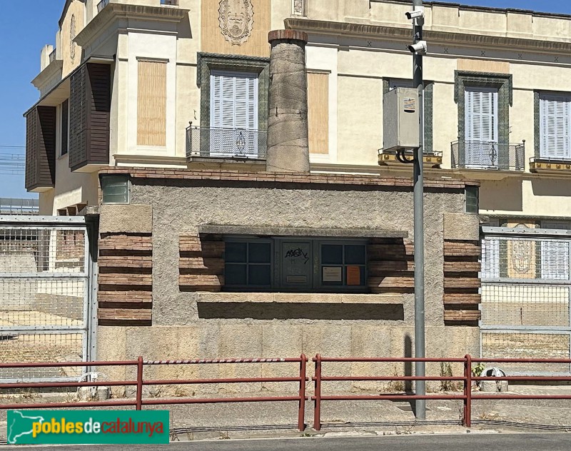 Girona - Casa Encesa. Tanca i casa del guarda