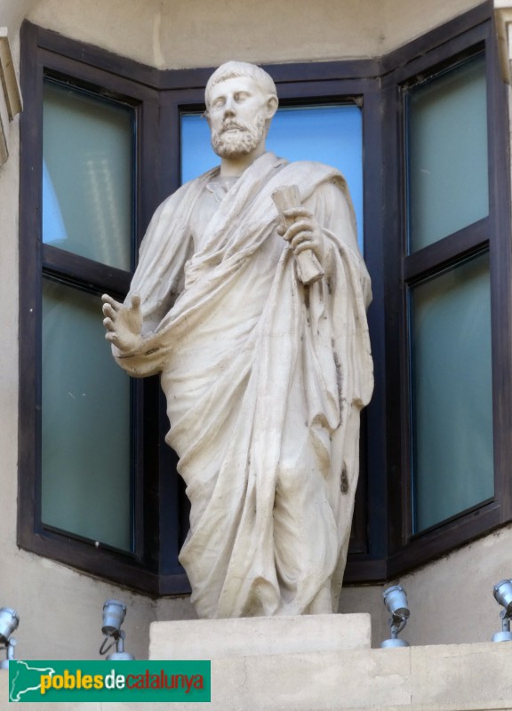 Lleida - La Paeria. Façana del Segre. Escultura