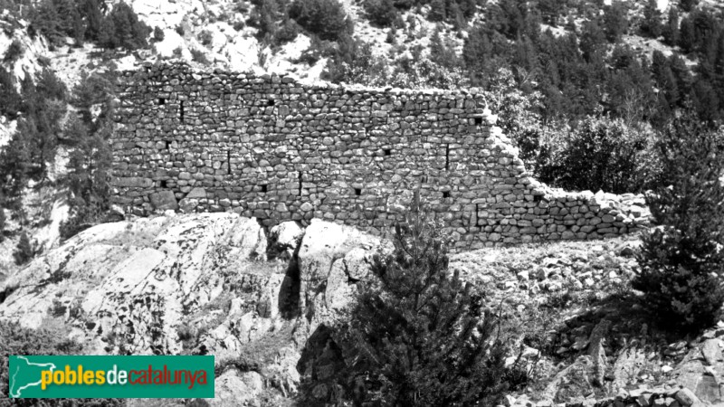 Lles - Castell de la Llosa (Foto: Lles - Castell i església de la Llosa, 1970) Lles - Castell de la Llosa