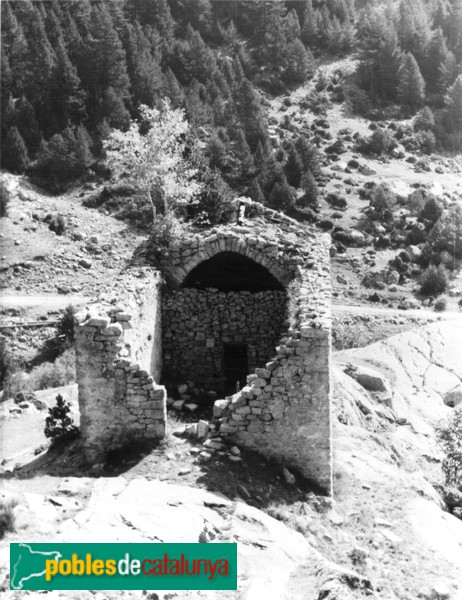 Lles - Església de la Llosa (Foto: Pere Català Roca -invarquit.cultura.gencat.cat-, 1970) Lles - Església de la Llosa