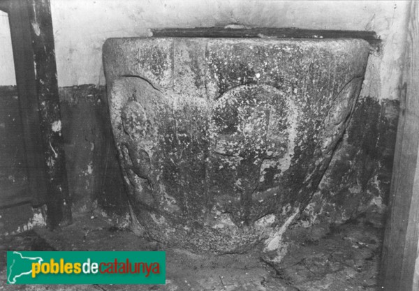 Lles - Església de Sant Sebastià de Viliella. Pica baptismal (Foto: Immaculada Roca -invarquit.cultura.gencat.cat-, 1989) Lles - Església de Sant Sebastià de Viliella. Pica baptismal