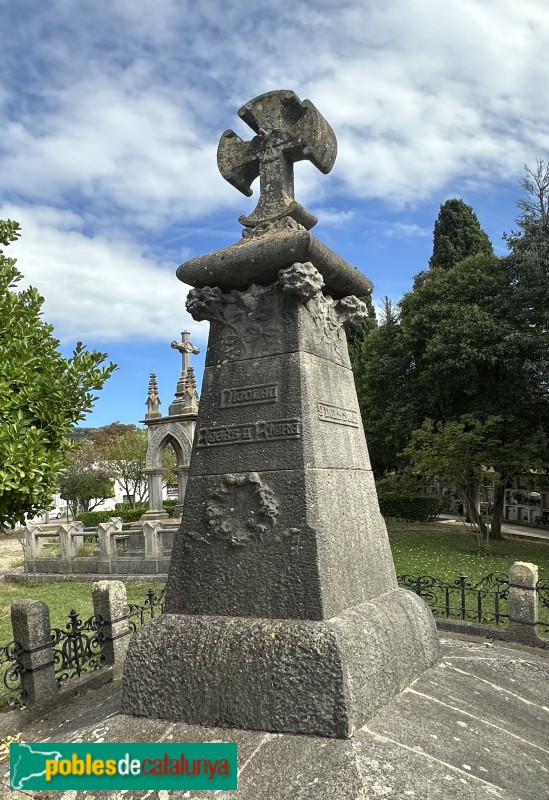 Girona - Cementiri de Pont Major. Sepulcre Nicolàs Regàs (Foto: Albert Esteves, 2025) Girona - Cementiri de Pont Major. Sepulcre Nicolàs Regàs