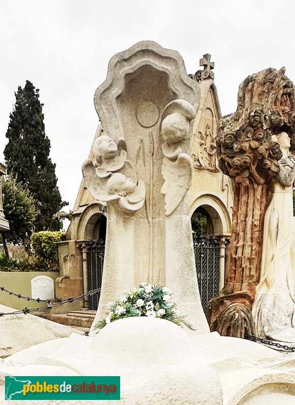 Lloret de Mar - Cementiri. Sepulcre Mataró i Vilallonga (Bonaventura Conill, c 1907) (Foto: Albert Esteves, 2025) Lloret de Mar - Cementiri. Sepulcre Mataró i Vilallonga (Bonaventura Conill, c 1907)