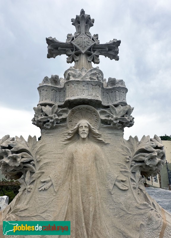 Lloret de Mar - Cementiri. Sepulcre Pujol i Masferrer (Vicenç Artigas, c.1904) (Foto: Albert Esteves, 2025) Lloret de Mar - Cementiri. Sepulcre Pujol i Masferrer (Vicenç Artigas, c.1904)