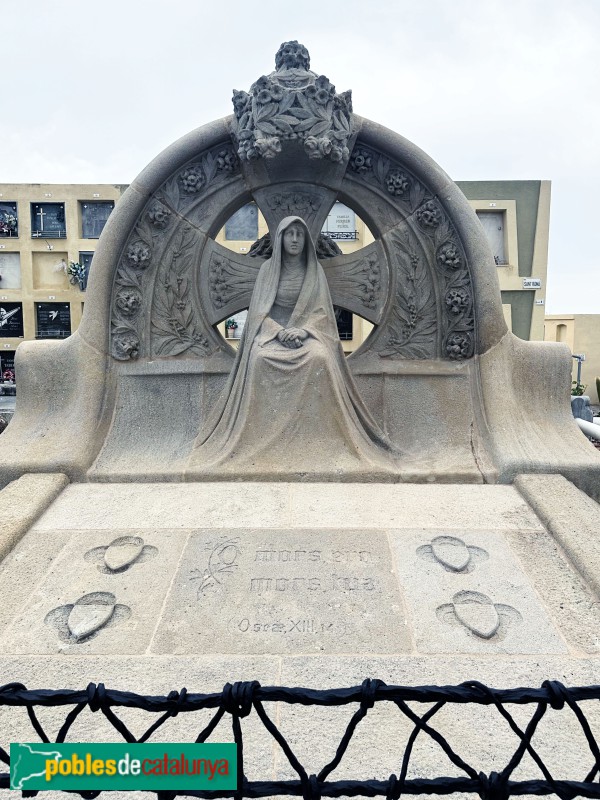 Lloret de Mar - Cementiri. Sepulcre Carreras (Vicenç Artigas, 1909) (Foto: Albert Esteves, 2025) Lloret de Mar - Cementiri. Sepulcre Carreras (Vicenç Artigas, 1909)