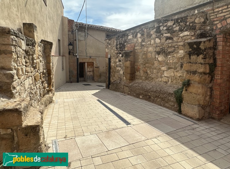 Artesa de Lleida - Carrer de la Vileta. Arrencada dels arcs d'una de les portes del nucli (Foto: Albert Esteves, 2025) Artesa de Lleida - Carrer de la Vileta. Arrencada dels arcs d'una de les portes del nucli