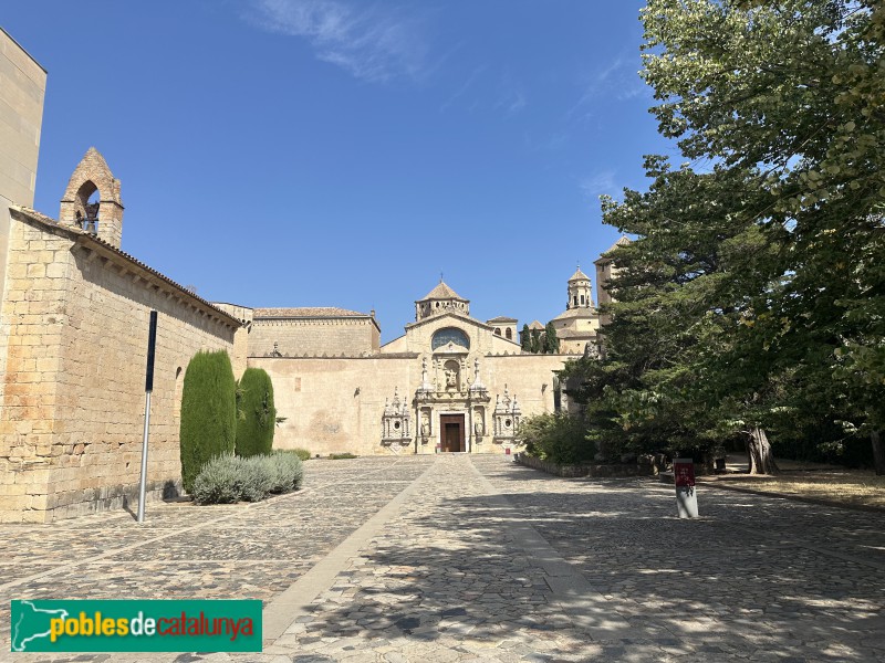 Monestir de Poblet - Façana de l'església (Foto: Albert Esteves, 2025) Monestir de Poblet - Façana de l'església