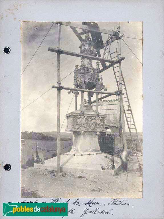 Lloret de Mar - Cementiri. Panteó Casanovas-Terrats, en construcció (Foto: anònima -Arxiu Centre Escursionista de Catalunya-, 1901) Lloret de Mar - Cementiri. Panteó Casanovas-Terrats, en construcció