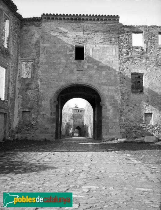 Monestir de Poblet - Porta Daurada (Antoni Maymó 1945 (Foto: Albert Esteves, 2025) Monestir de Poblet - Porta Daurada (Antoni Maymó 1945