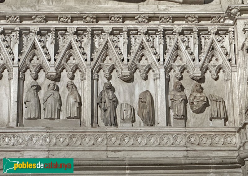 Monestir de Poblet - Sepulcres reials. Detall amb peces originals