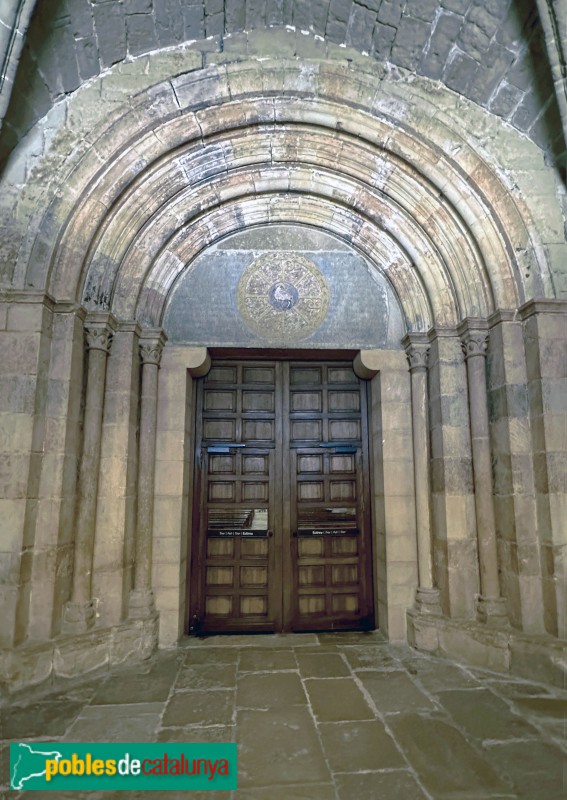 Monestir de Poblet - Porta romànica a l'atri de l'església