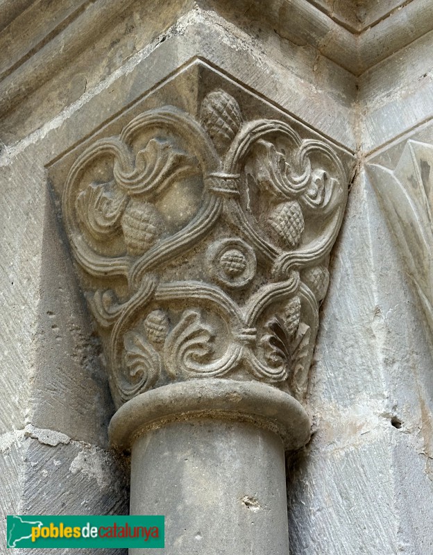 Monestir de Poblet - Capitell del claustre (Foto: Albert Esteves, 2025) Monestir de Poblet - Capitell del claustre