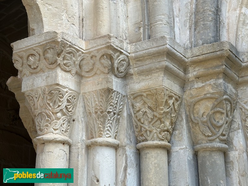 Monestir de Poblet - Capitells del claustre (Foto: Albert Esteves, 2025) Monestir de Poblet - Capitells del claustre