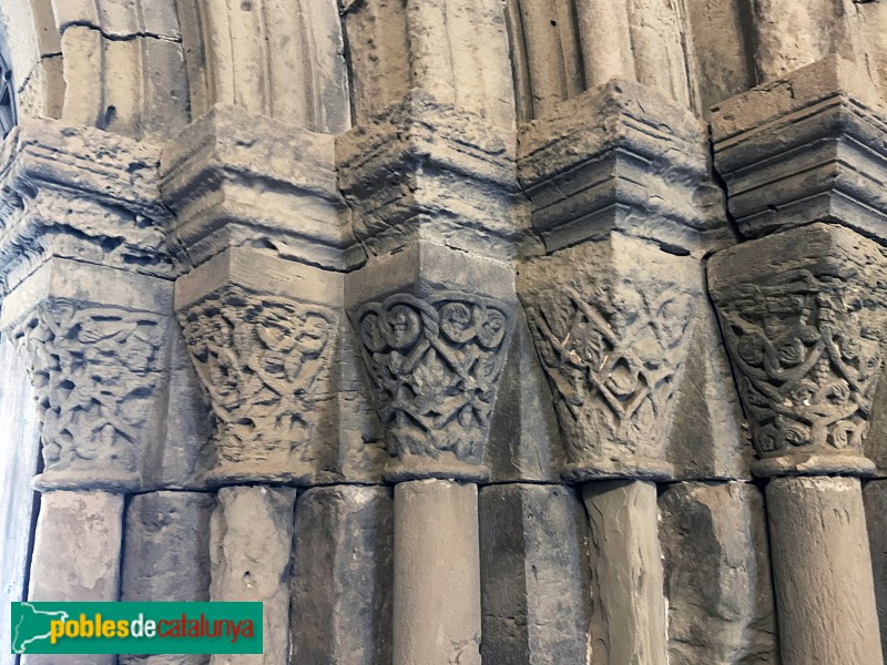 Monestir de Poblet - Porta del claustre (Foto: Albert Esteves, 2025) Monestir de Poblet - Porta del claustre