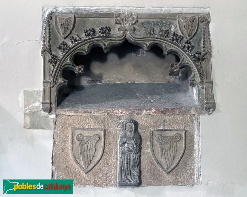 Montblanc - Santuari de la M.D. de la Serra. Ossari de l'abadessa Blanca Alenyà (1396) (Foto: Albert Esteves, 2025) Montblanc - Santuari de la M.D. de la Serra. Ossari de l'abadessa Blanca Alenyà (1396)