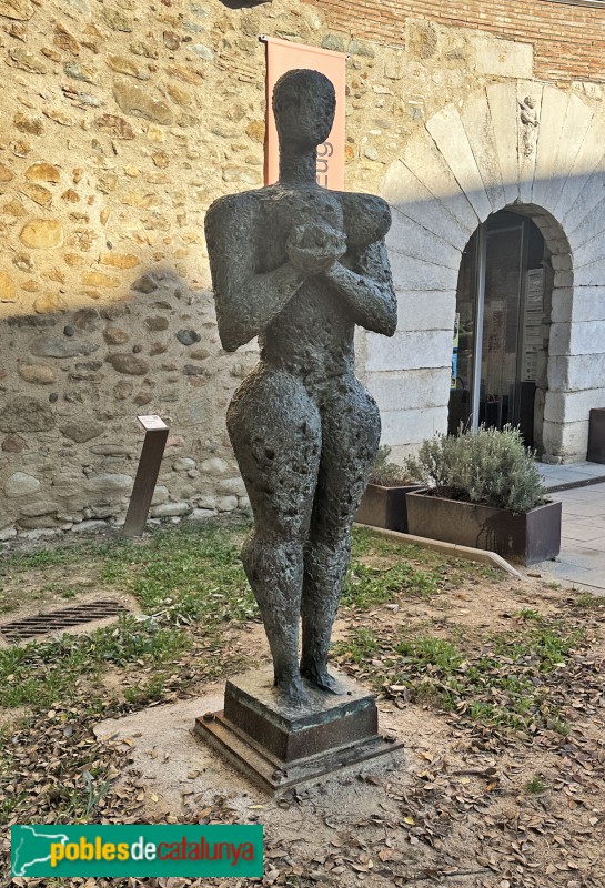 Girona - Escultura <i>La mamaroca</i>
