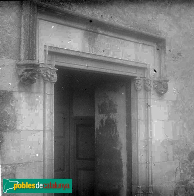 Girona - Porta de l'església antiga de Sant Feliu de Domeny