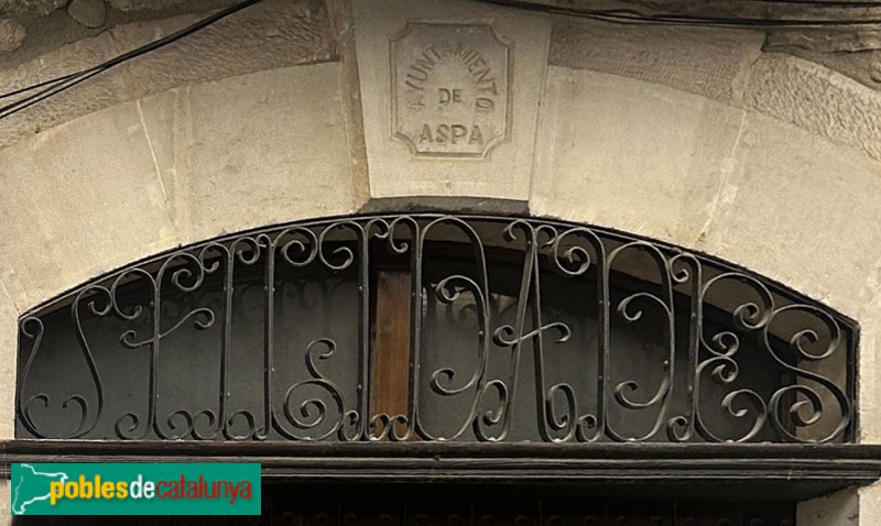 Aspa - Antigues escoles. "Utilidades" en ferro forjat