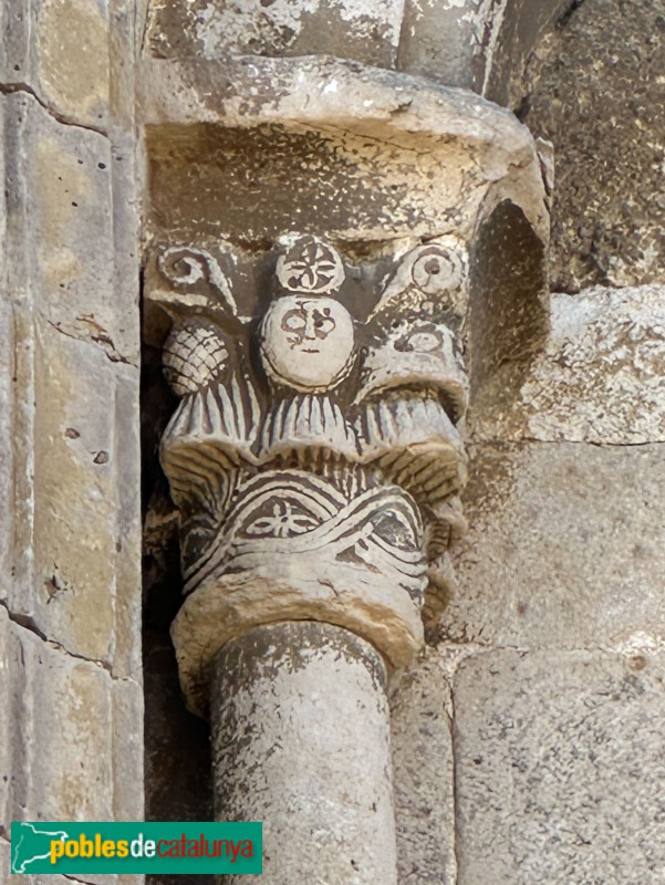 Viladasens - Església de Sant Vicenç. Finestra romànica