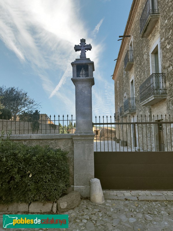 Viladasens - Creu amb capelleta de Ca l'Adroer