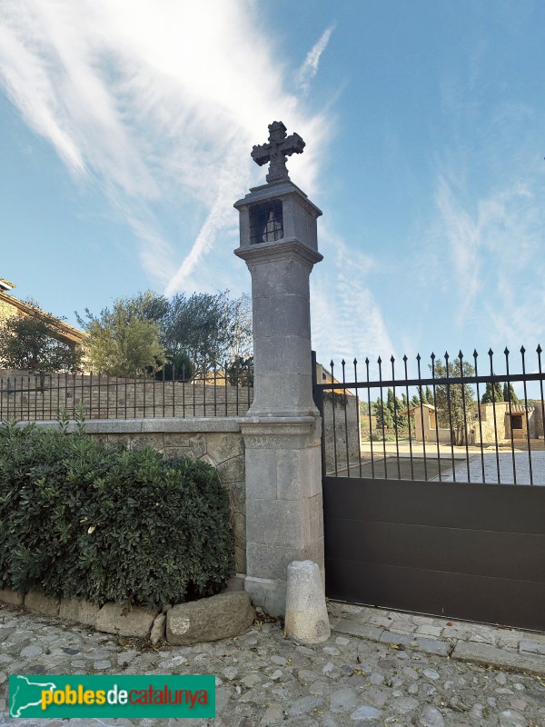 Viladasens - Creu amb capelleta de Ca l'Adroer