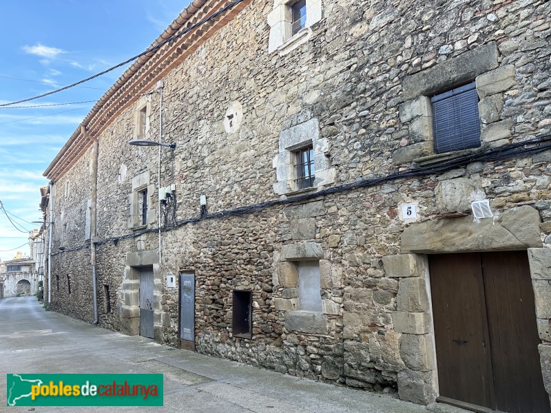 Sant Jordi Desvalls - Can Carreres. Façana carrer Colomers