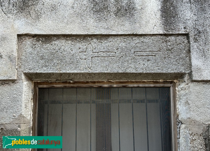 Sant Jordi Desvalls - Llinda del segle XVII amb símbols de mestre de cases