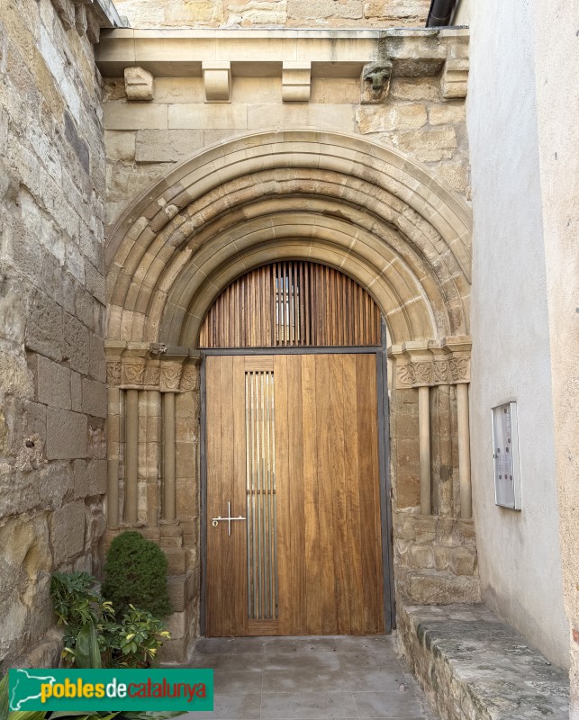 Sunyer - Església de la Nativitat de la Mare de Déu. Porta romànica