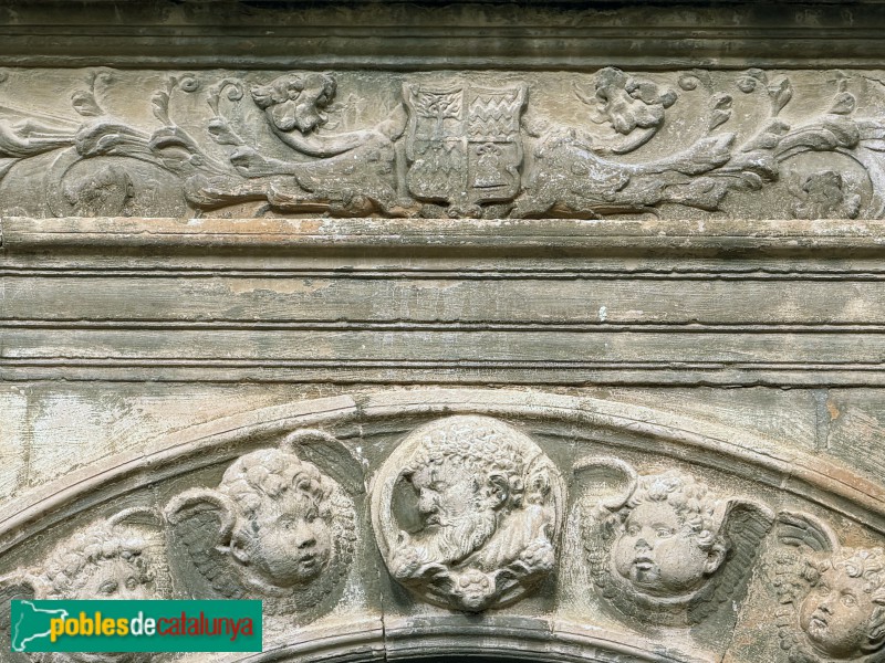 Sarroca de Lleida - Església de Santa Maria. Portada. Escut dels Santcliment-Prunera