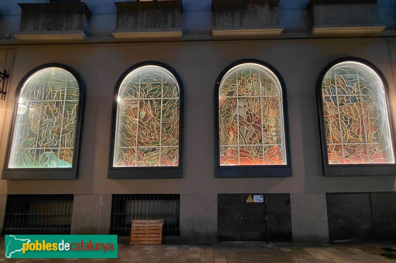 Barcelona - Cercle del Liceu. Vitralls de la tetralogia de Wagner des del carrer de Sant Pau