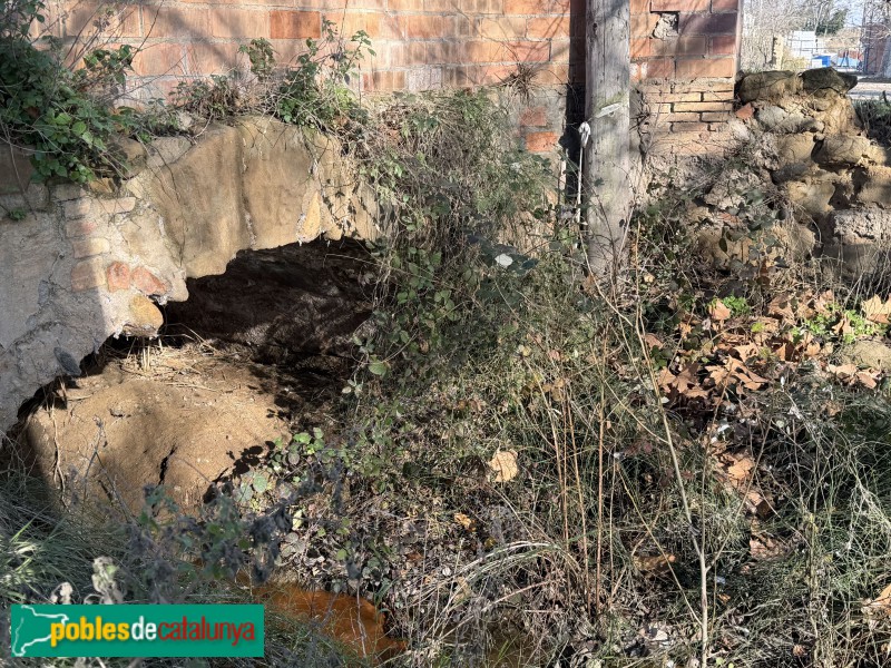 Rosselló - Colònia tèxtil d'Alcanís. Pont antic sobre una séquia