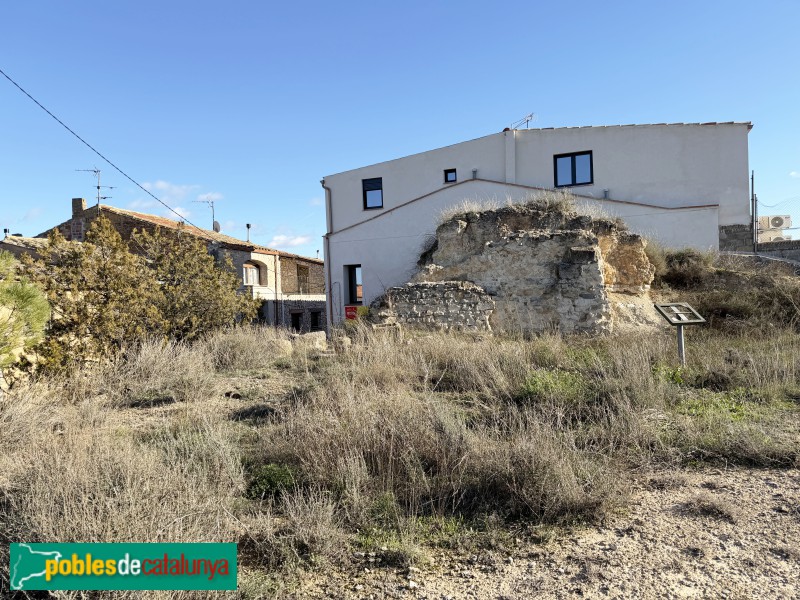 Llardecans- Restes del castell i la muralla