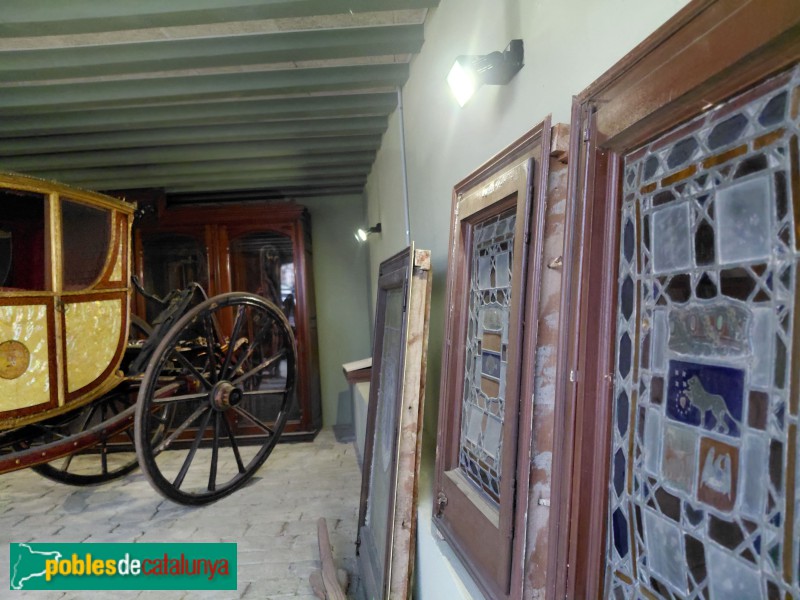 Sant Feliu de Llobregat - Palau Falguera. Finestres originals