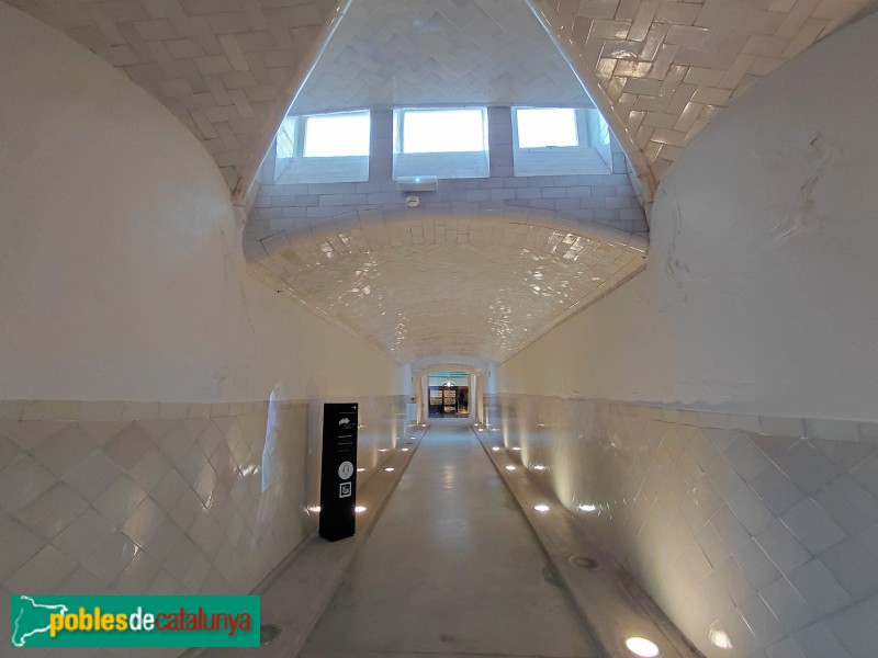 Barcelona - Hospital de la Santa Creu i Sant Pau. Túnels que comuniquen els diferents pavellons