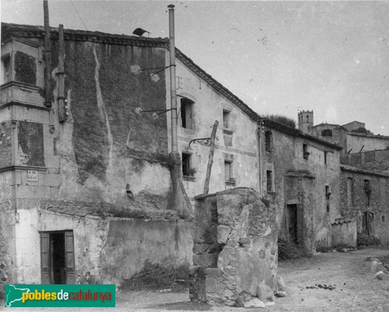 Medinyà - Carrer Pere Roure, 2 (Foto: Antoni Gallardo -Arxiu Fotogràfic Centre Excursionista de Catalunya-, 1918) Medinyà - Carrer Pere Roure, 2