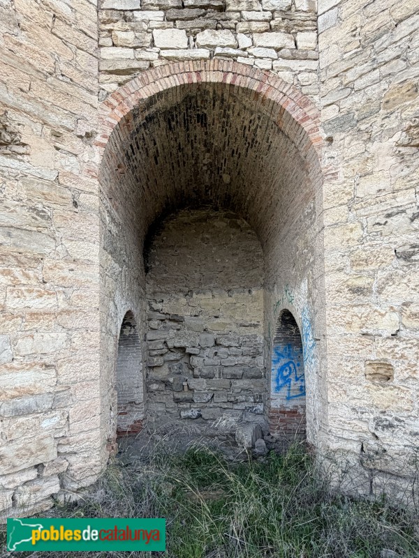 La Granja d'Escarp - Fàbrica de ciment. Entrada d'un dels forns