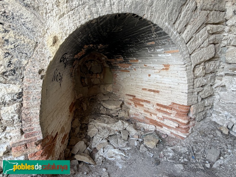 La Granja d'Escarp - Fàbrica de ciment. Entrada d'un dels forns