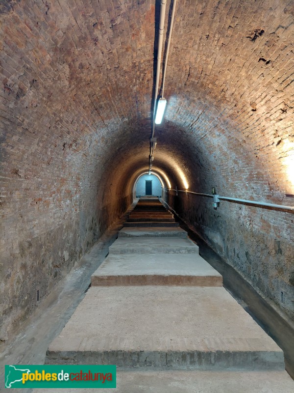 Barcelona - Casa de l'Aigua de Trinitat Vella. Túnel que uneix les cases de les aigües