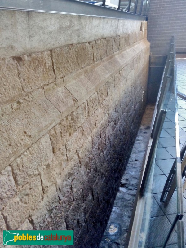 Barcelona - Pavelló Poliesportiu de la Ciutadella. Tram de muralla del segle XVIII
