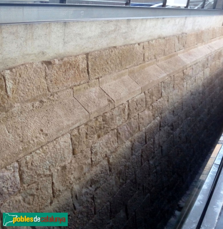 Barcelona - Pavelló Poliesportiu de la Ciutadella. Tram de muralla del segle XVIII