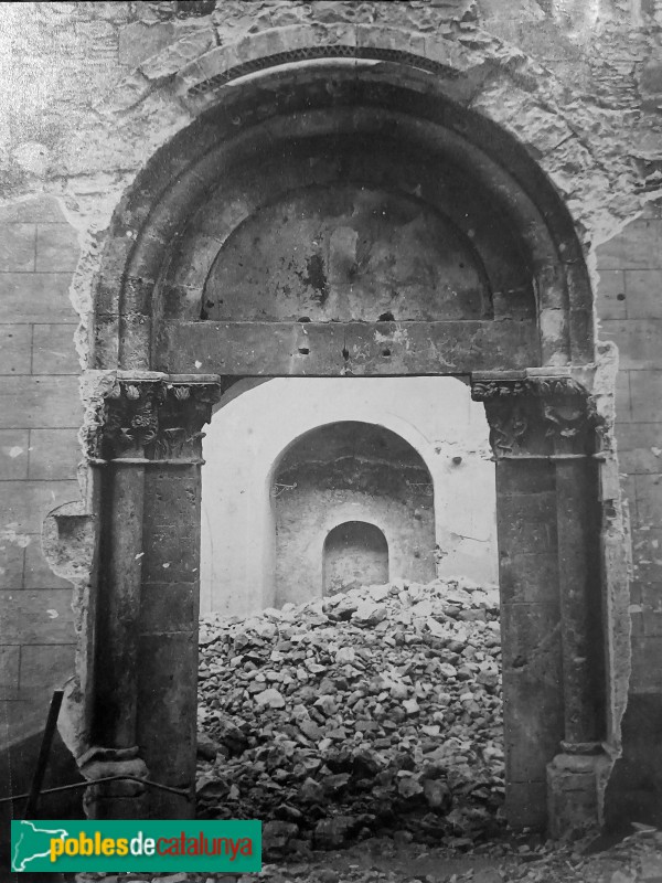 Església de Sant Miquel. Porta romànica, destruïda