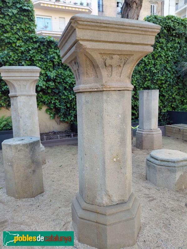 Barcelona - Jardins d'Emma. Columnes de l'antic asil