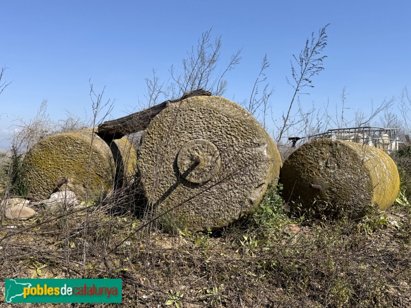 Corbins - Rodes de molí al costat de les restes del castell